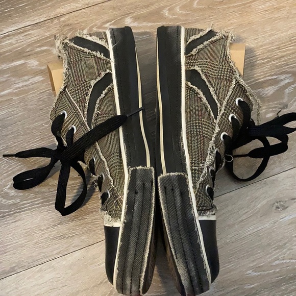 Distressed Plaid Levi’s Sneakers - Picture 4 of 14